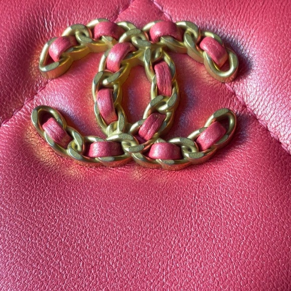 💐 CHANEL 19 POUCH O - CASE IN IRIDESCENT PINK 💐 NWT 💐 - Picture 9 of 16